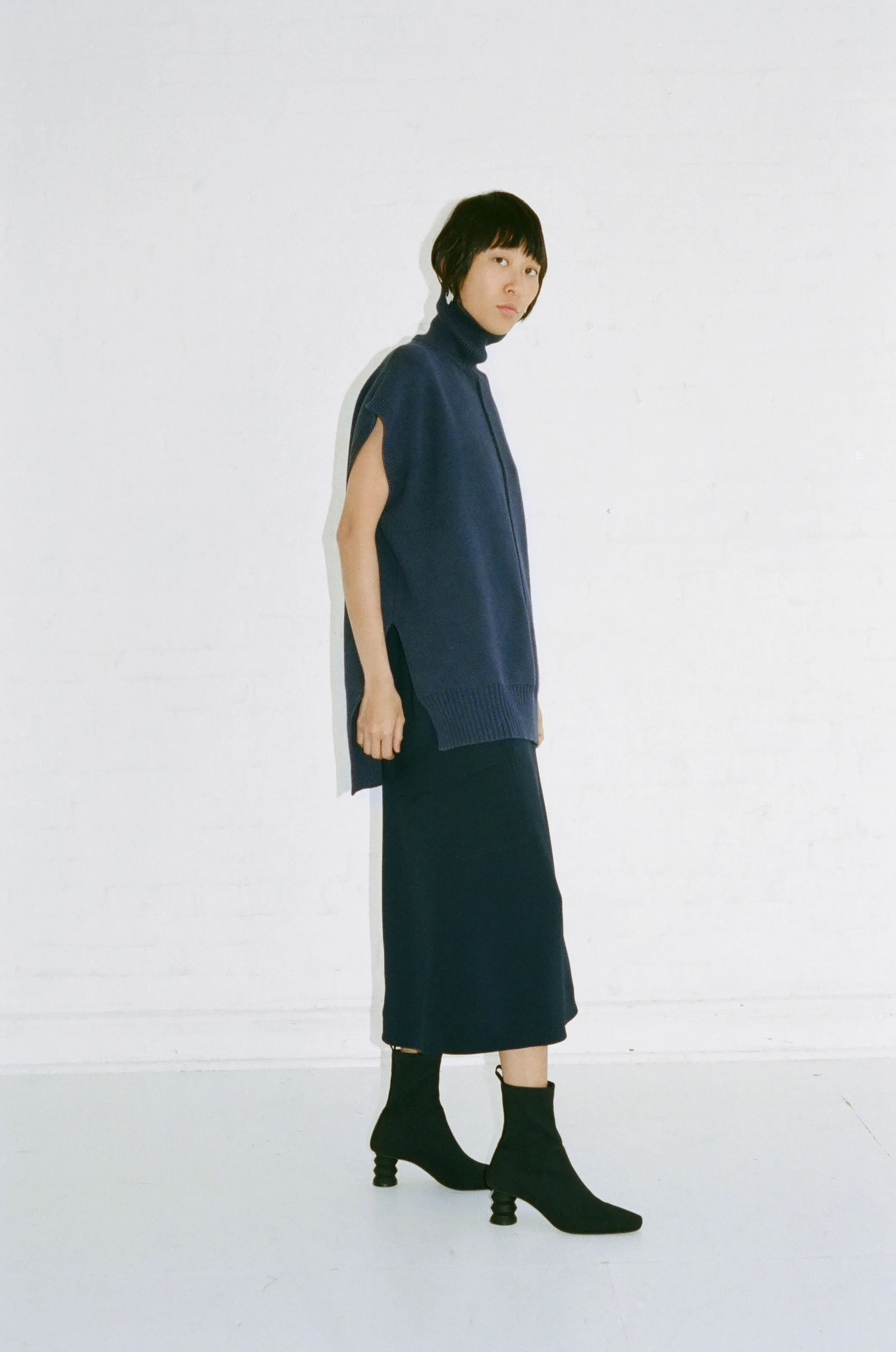 SLEEVELESS OVERSIZE TURTLENECK - MIDNIGHT